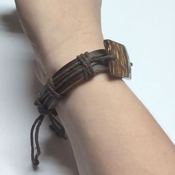 282 Brown Leather Adjustable Slider Bracelet with Brown Wood Kakeline Charm - Picture 2 of 6